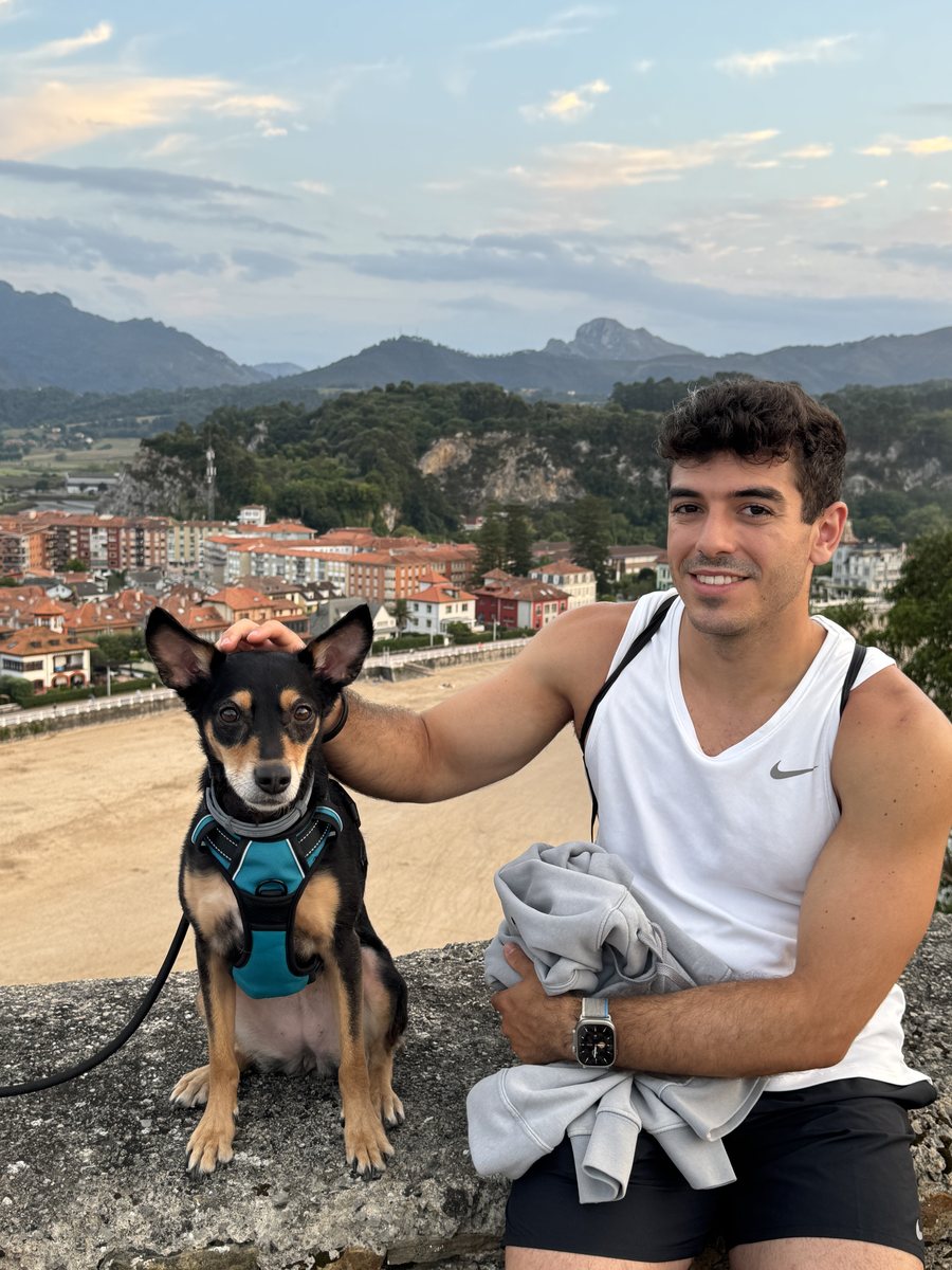 Alejandro Jiménez, entrenador personal de Programa Norte, con su perro y la costa al fondo